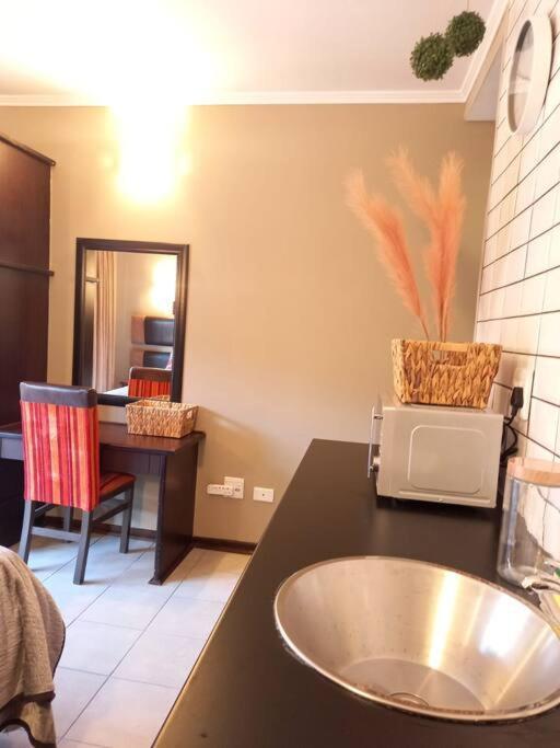 Best Overnight With Free Wifi. Modern & Private ブルームフォンテーン エクステリア 写真